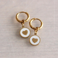 Stainless steel hoop earrings with round charm with heart – gold/mother-of-pearl – SS302
