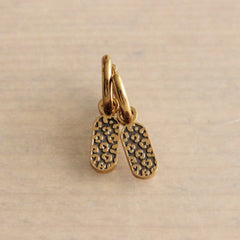 Stainless steel hoop earrings with leopard tag – taupe/gold– SS311