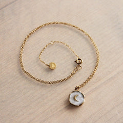 Stainless steel fine necklace with round charm with moon – mother-of-pearl/gold – SS203