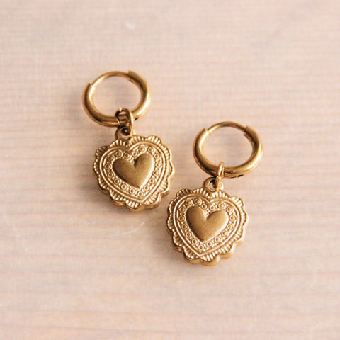 Stainless steel hoop earrings with ornate heart – gold – SS313
