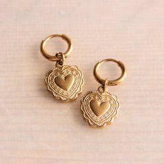 Stainless steel hoop earrings with ornate heart – gold – SS313