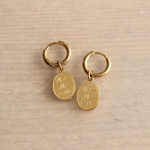 Stainless steel hoop earrings with charm 'MADEMOISELLE' – gold – SS327