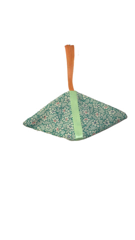 SC22H-Q - Fan Shape Fabric Sachet