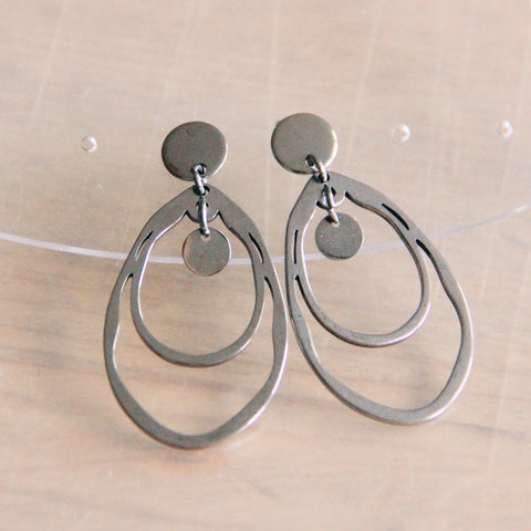 Stainless steel ear studs with oval charms – silver – SO736